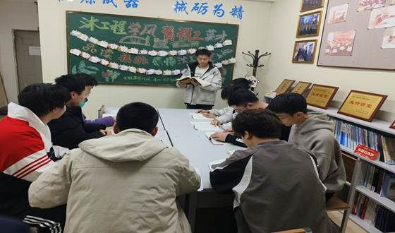 董桂杉在辅导驿站教同学们学习1